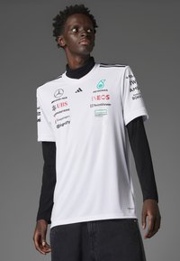 adidas Originals - MERCEDES - AMG PETRONAS FORMULA ONE TEAM DRIVER WHITE MEN - Print T-shirt - white   black Thumbnail Image 1