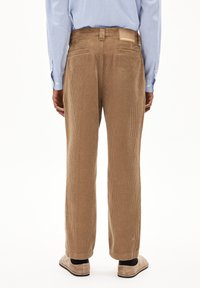 Brown corduroy broek met een rechte pasvorm, voorzien van een gestructureerd oppervlak, twee achterzakken en een leren label met merknaam op de tailleband.