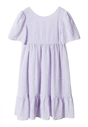 Robe en coton lilas avec de courtes manches bouffantes, un col rond, des rayures verticales et des points texturés. Dotée d'un ourlet à volants.