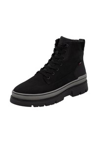 Botas de ante negras hasta el tobillo con punta redonda, cordones en la parte delantera, cuello acolchado y suela de goma gris contrastante con un patrón de dibujo grueso.