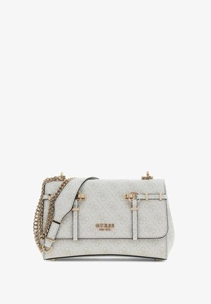Sac bandoulière blanc de Guess avec bandoulière chaîne dorée, motif logo, rabat avant et détails métalliques dorés.
