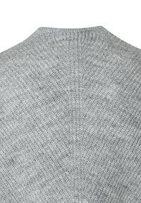 Hellgrauer gestrickter Pullover mit strukturiertem Muster, rundem Ausschnitt und subtilen diagonalen Nähten auf der Rückseite.