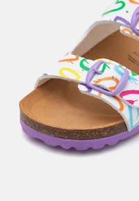 Infradito bianchi con motivi astratti multicolori, fibbie viola e suola in textured di un leggero colore viola. Plantare in sughero per il comfort.
