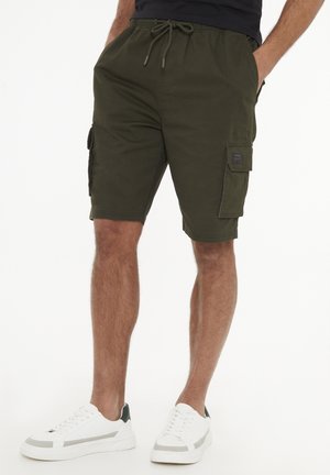 Olivengrøn cargo shorts med snøre i taljen, sidelommer og en cargo-lomme på det højre ben. Fremstillet i bomuld, med en glat tekstur.