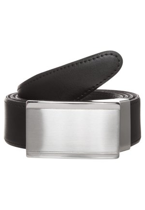 Ceinture en cuir noir enroulée avec une boucle métallique rectangulaire argentée élégante sur fond blanc.