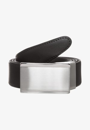 Schwarzer Ledergürtel mit schlanker rechteckiger silberner Metallschnalle, zusammengerollt auf weißem Hintergrund.