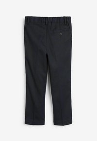 Pantalon bleu marine avec une taille élastique, deux plis à l'avant et une poche arrière unique avec un bouton. Texture de tissu lisse.