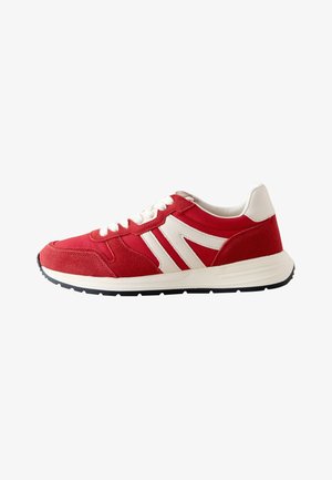Sneaker atletica rossa e bianca con lacci bianchi, tomaia in suede e tessuto, suola bianca ammortizzata e battistrada nero sotto.