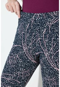 Leggings navy con un patrón floral en blanco y rosa, que cuentan con una cinturilla alta y un diseño ajustado fabricado en tejido elástico.