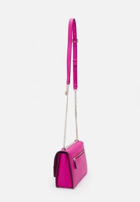 Borsa a tracolla rosa brillante con catena argentata e tracolla regolabile, dotata di una tasca con zip su un lato.