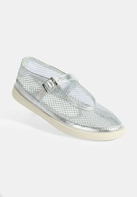 Silberne Netzschuhe mit T-Riemen-Design, runder Spitze und verstellbarem Riemen. Verfügt über eine schicke Textur und eine hellfarbige Sohle.