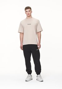 Pegador COLNE LOGO TEE - Nyomott mintás póló - washed desert sand
