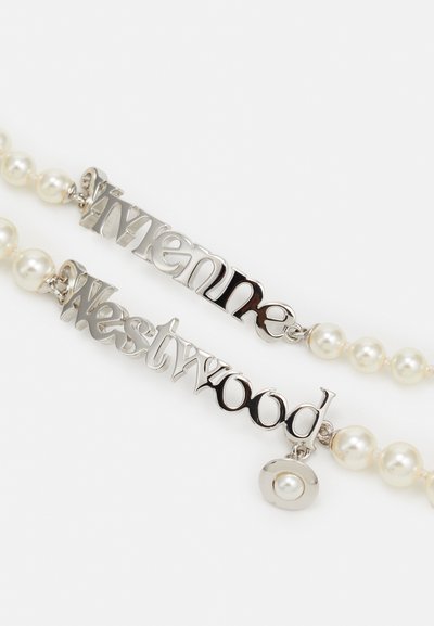Collier en argent présentant les noms "Vivienne" et "Westwood" dans des lettres modernes et en gras, entrecoupés de lustre, de perles blanches rondes.