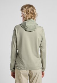Hellgrüne Outdoor-Jacke mit Kapuze, langen Ärmeln und glatter Textur. Bietet ein minimalistisches Design mit elastischen Bündchen und Saum.