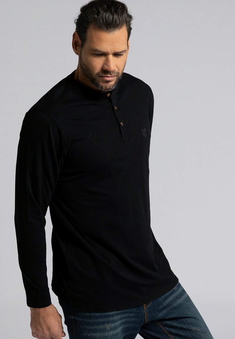 Schwarzes Langarm-Henley-Shirt mit einer Knopfleiste aus drei Knöpfen und dezentem Logo-Detail. Hergestellt aus weichem, glattem Stoff, bietet es eine lässige Passform.