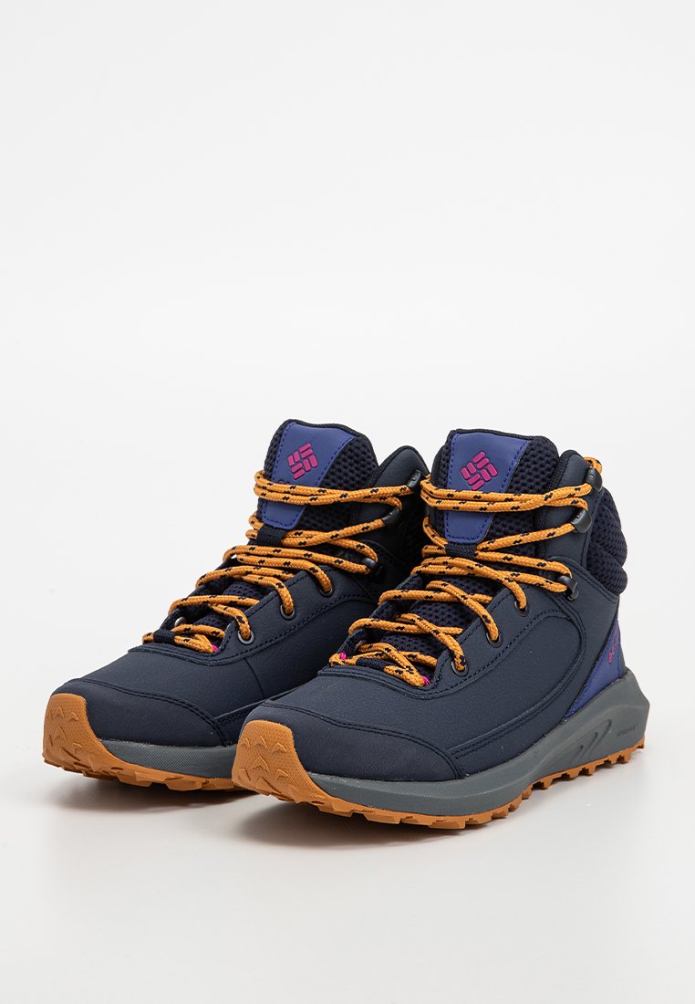 Marineblaue Wanderschuhe mit orangefarbenen Schnürsenkeln, Mesh-Einsätzen, Gummisohlen und lila Akzenten. Gepolsterter Kragen und Zunge für Komfort.