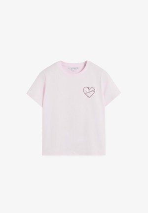 Tricou roz deschis cu mâneci scurte, decolteu rotund și contur mic de inimă cu textul "Scalpers" pe pieptul stâng.