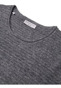 Grå stickad tröja med rund halsringning. Har ett texturerat tyg och en etikett märkt "Selected Homme" nära kragen.