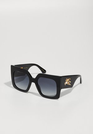 Schwarze quadratische Sonnenbrille mit Verlaufslinsen. Verfügt über ein goldfarbenes Emblem eines geflügelten Pferdes an der Fassung. Hergestellt aus glattem Kunststoff.