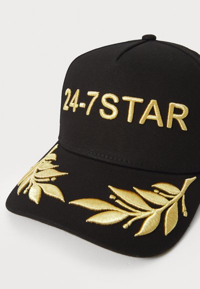 Must musta, millel on kuldne tikitud tekst "24-7STAR" ja dekoratiivsed lehemustrit ääres. Valmistatud vastupidavast kangast, millel on struktuurne kuju.