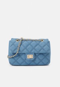 Mala azul acolchoada feita de tecido macio, com alça de corrente dourada, fecho de encaixe e padrão de diamante no exterior.