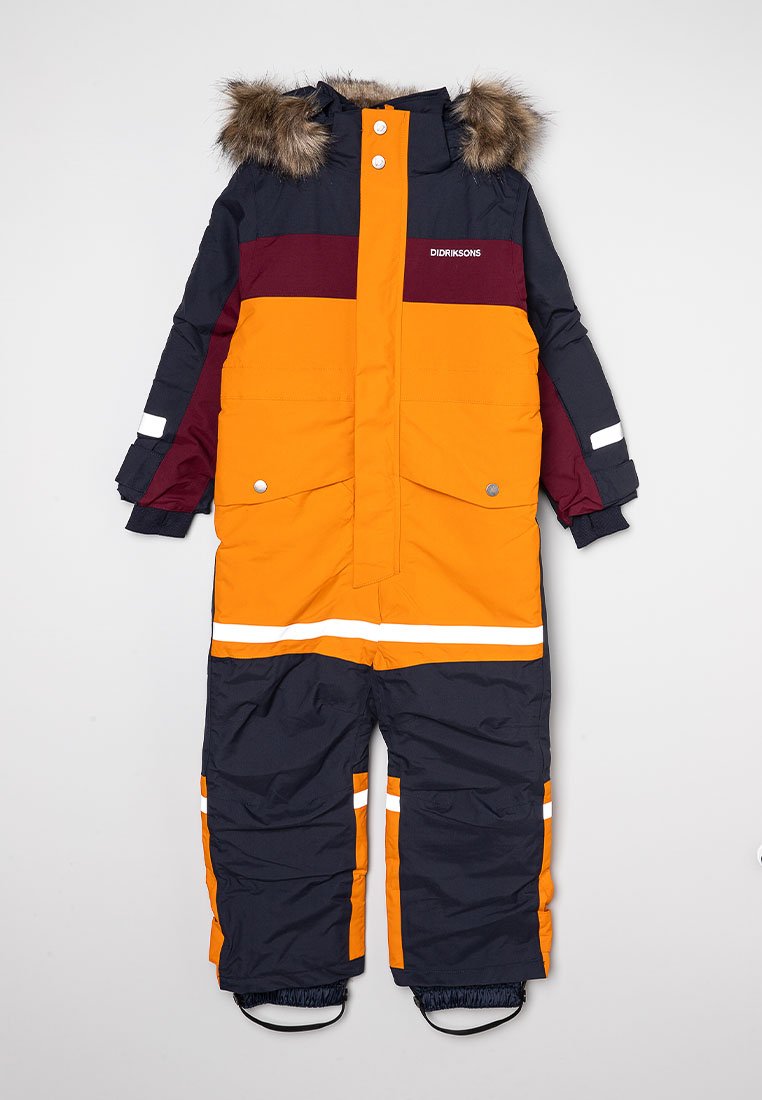 Färgglad snoverall med en blandning av orange, marinblå och burgundy färger, med en huva fodrad med syntetpäls och reflekterande ränder på ärmar och ben.