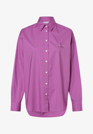 Langärmliges Hemd aus leuchtend violettem Baumwollstoff mit durchgehender Knopfleiste. Verfügt über einen klassischen Kragen, Vorderknöpfe und ein gesticktes Logo auf der Brust.