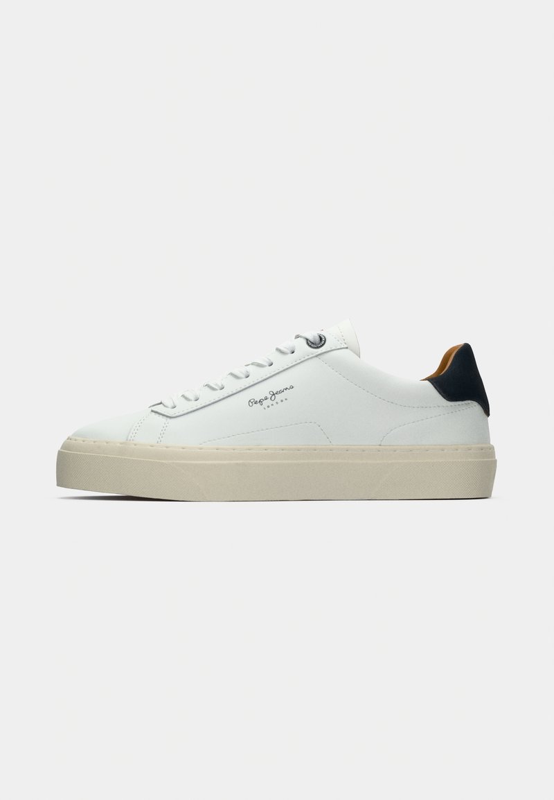 Baskets basses blanches avec semelle beige, lacets sur le devant, languette noire au talon et petit logo "Pepe Jeans" sur le côté.