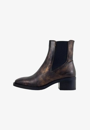 Bruine leren enkellaars met zwart elastieken zijpaneel en lage blokhak, zijaanzicht tegen een witte achtergrond.