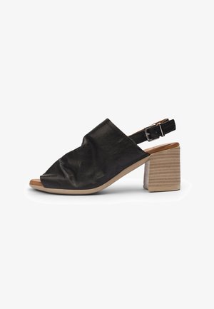 Mustan nahast avatud varvasega slingback kingad, millel on kortsus tekstuur ja tumesinine, ribakujuline blokk-kand. Reguleeritav pahkluu rihm.