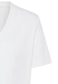 Biała koszulka z krótkim rękawem i dekoltem w serek, wykonana z gładkiego materiału, z czystym szwem na krawędziach ramion i rękawów.