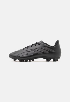 Chaussure de football noire avec lacets et bandes texturées sur le côté, conçue pour jouer sur terrain ferme avec des crampons moulés sur la semelle.