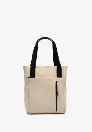 Beige Shopper met zwarte handvaten, gemaakt van glad materiaal. Voorzien van een voorzak met rits en twee zijzakken. Rechthoekige vorm.