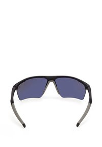 Lunettes de sport noires et grises avec des verres teintés bleus enveloppants, équipées de plaquettes de nez et d’embouts de branches en caoutchouc.