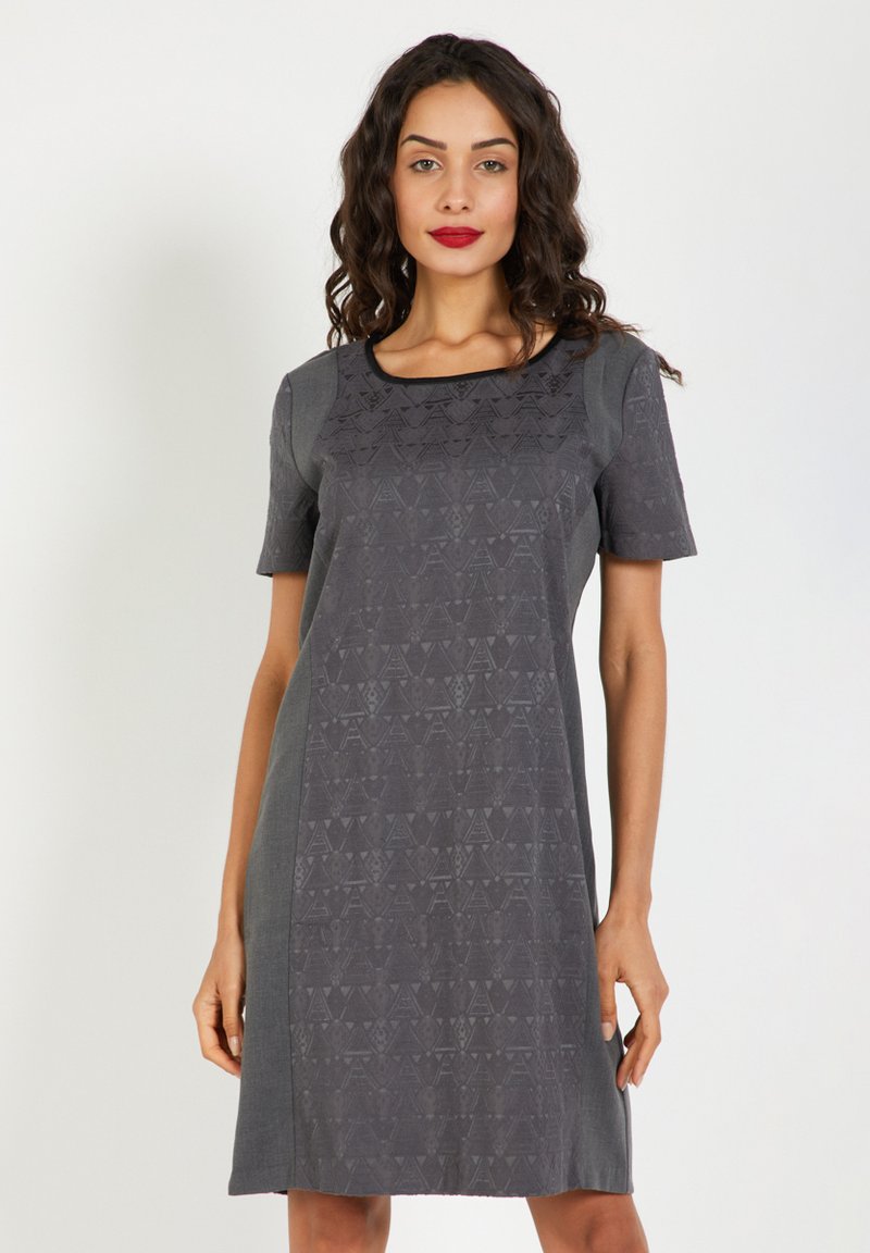 Vestido gris con mangas cortas, patrón triangular texturizado, escote redondeado y silueta recta con un acabado suave.