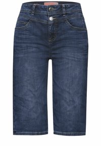 Bermudas de mezclilla azul oscuro con corte recto, que cuentan con un cierre frontal de botón, cinco bolsillos y detalles de costura visibles.