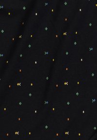 Czarna tkanina z rozproszonym wzorem małych kolorowych kształtów, w tym diamentów, kwadratów i krzyży w odcieniach zieleni, żółci, niebieskiego, pomarańczowego i bieli.