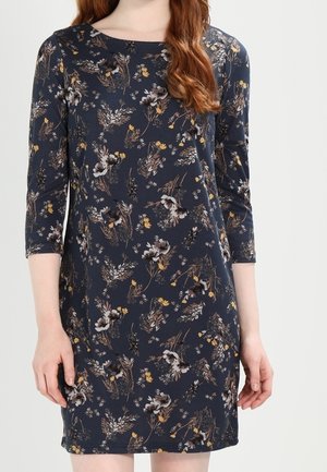 Abito floreale in tessuto blu navy scuro con maniche a 3/4. Presenta vari motivi floreali in tonalità crema, gialla e verde. Collo rotondo classico.