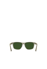 Lunettes de soleil rectangulaires avec une monture gris clair et des verres verts. Texture lisse avec un branding subtil sur les branches. Design minimaliste.