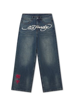 Jeans blu a gamba larga con logo bianco "Ed Hardy" sulla parte anteriore e caratteri asiatici ricamati in rosso vicino all'orlo sinistro.