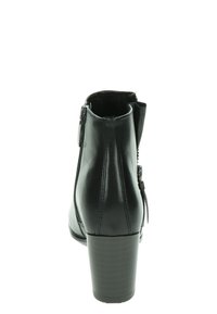 Bottes noires en cuir à hauteur de cheville avec un bout rond, fermeture éclair latérale et un talon bloc de hauteur moyenne. Texture lisse avec des détails de couture subtils.