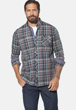 Kariertes Hemd zum Zumknöpfen in Grün-, Navy- und Rottönen; mit Brusttasche, hochgekrempelten Ärmeln und kontrastierenden Kragendetails.