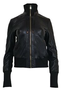 Černá kožená bunda s vysok�ým límcem, zapínáním na zip vpředu a žebrovanými pletenými manžetami. Má přiléhavý střih a hladkou texturu.