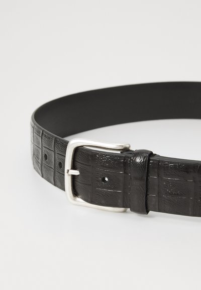 Schwarzer Ledergürtel mit strukturiertem, geprägtem Design, ausgestattet mit einer silbernen Metallschnalle und einem glatten Innenfutter. Fünf Einstelllöcher sind enthalten.