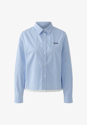 Lichtblauw geruit overhemd met lange mouwen en knopen, met een kraag, zwarte tekst "oui oui" op de linkerborst en witte kanten bies aan de zoom.