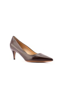Scarpa con tacco alto in pelle marrone, con punta affusolata e design elegante. Il tacco è di circa 6,5 cm e ha una finitura liscia.
