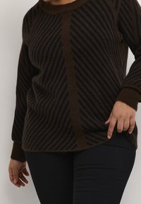 Brauner und schwarzer gestreifter Pullover mit rundem Ausschnitt, gerippten Bündchen und glatter Textur, mit schrägen Streifen und lockerem Schnitt.