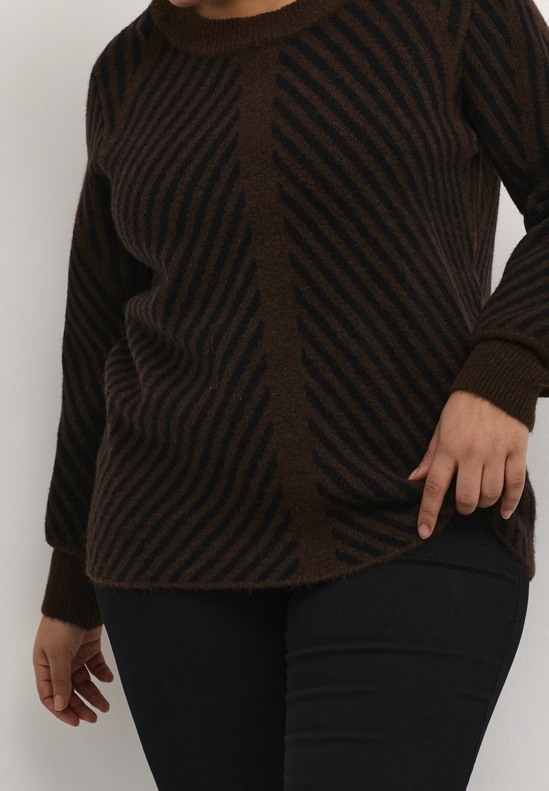 Brauner und schwarzer gestreifter Pullover mit rundem Ausschnitt, gerippten Bündchen und glatter Textur, mit schrägen Streifen und lockerem Schnitt.