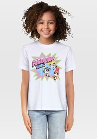 Hvit bomull T-skjorte med et fargerikt grafisk trykk av Powerpuff Girls, med lyse rosa og grønne detaljer, korte ermer og rund hals.
