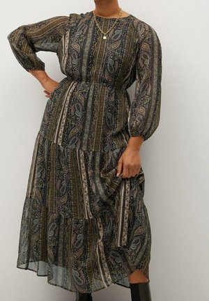 Langes, mehrlagiges Kleid mit einem dunklen Paisley-Muster und grünen, beigen sowie schwarzen Streifen. Es hat Puffärmel und eine taillierte Passform.